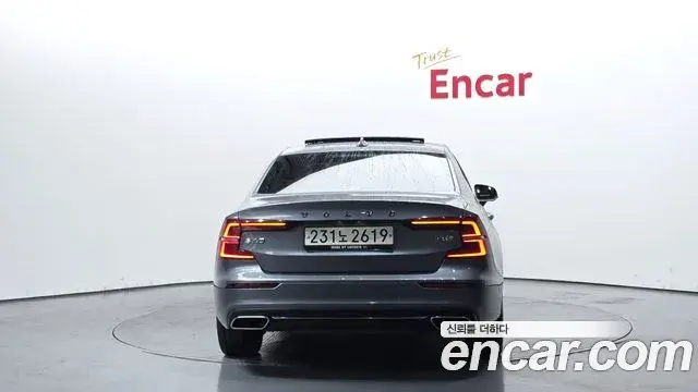 Volvo S60 2019 — ფოტო 17/20