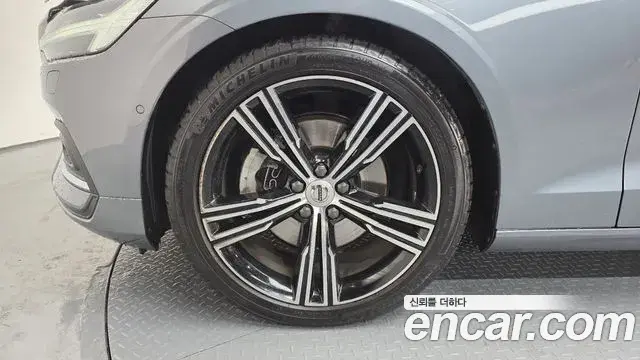 Volvo S60 2019 — ფოტო 19/20
