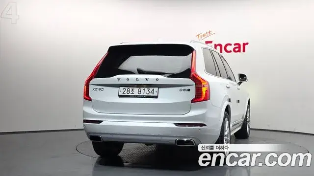 Volvo XC90 2018 — ფოტო 13/20