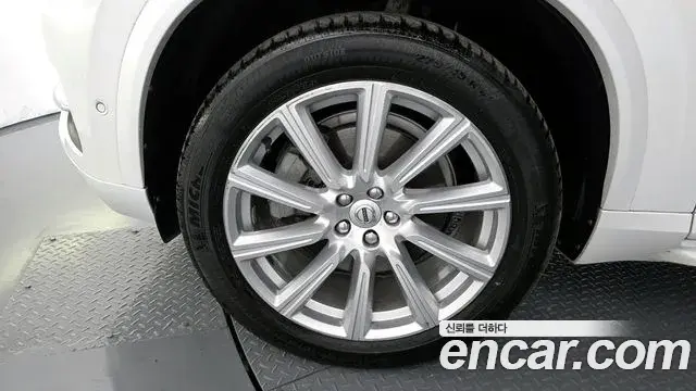 Volvo XC90 2018 — ფოტო 15/20