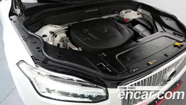 Volvo XC90 2018 — ფოტო 18/20