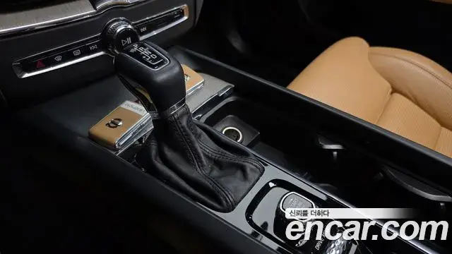 Volvo XC60 2020 — Photo 16/20