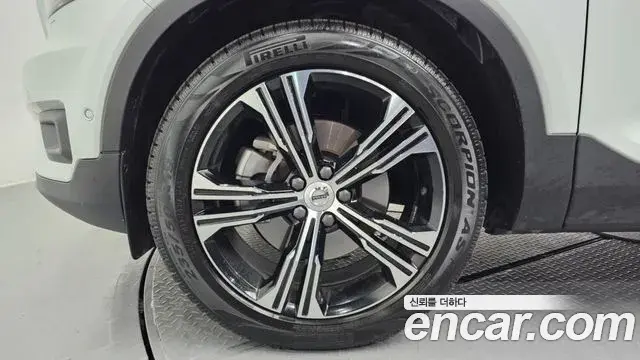 Volvo XC40 2019 — Şəkil 16/20
