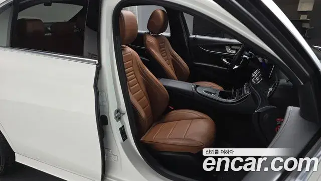 Mercedes-Benz E-Class 2020 — Фото 10/20