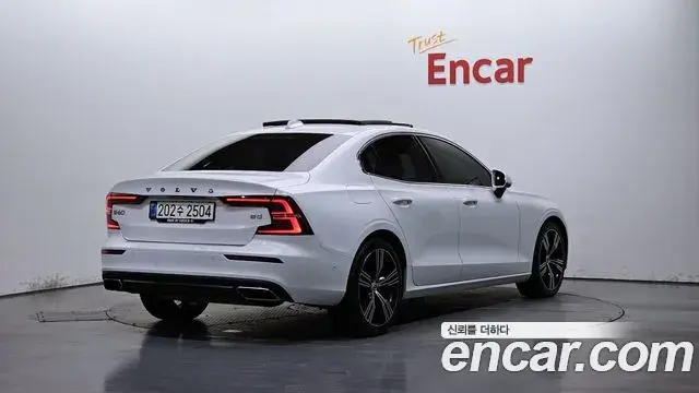 Volvo S60 2022 — Photo 14/20