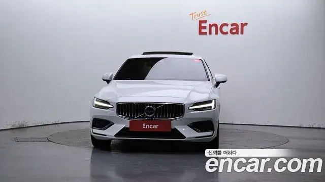 Volvo S60 2022 — Photo 1/20