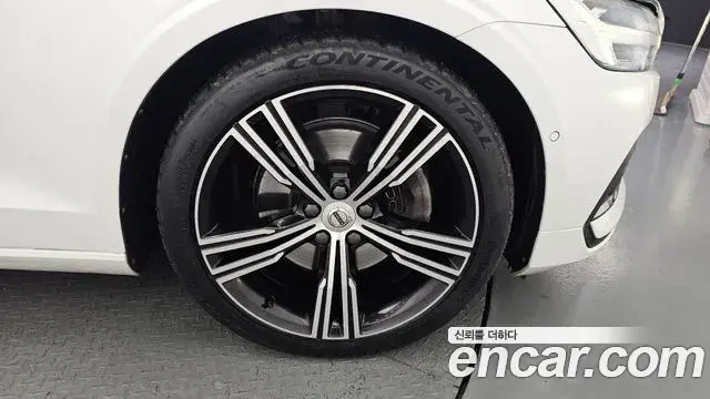 Volvo S60 2022 — Photo 5/20