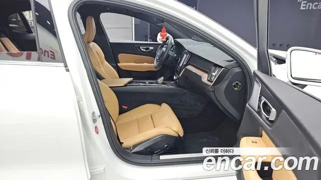Volvo S60 2022 — Photo 7/20