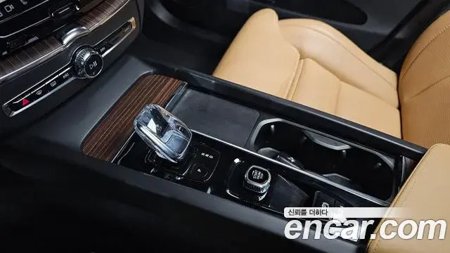 Volvo XC60 2021 — Şəkil 8/20
