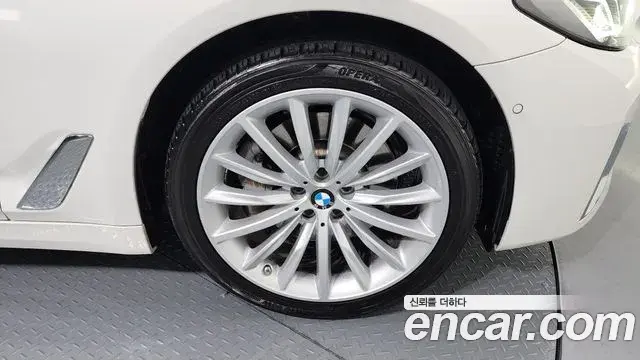 BMW 5 Series 2023 — Photo 18/20