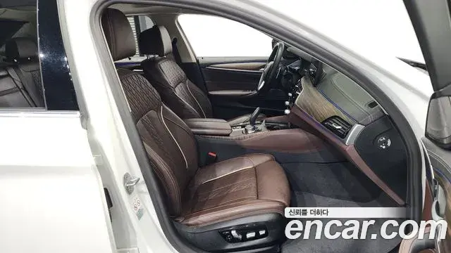 BMW 5 Series 2023 — Photo 17/20