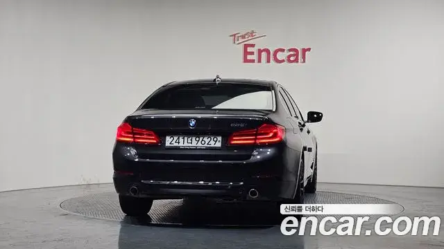BMW 5 Series 2020 — Şəkil 8/20
