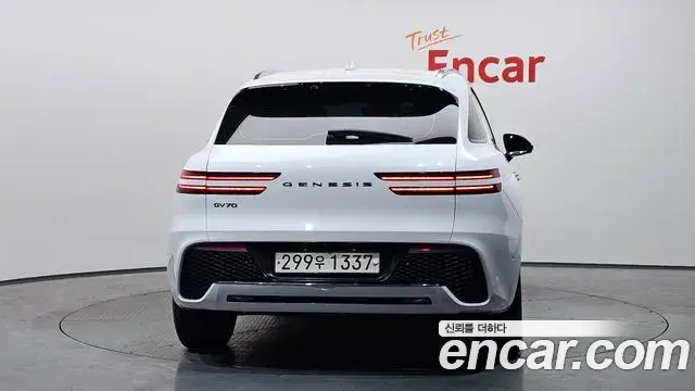 Genesis GV70 2021 — ფოტო 7/20