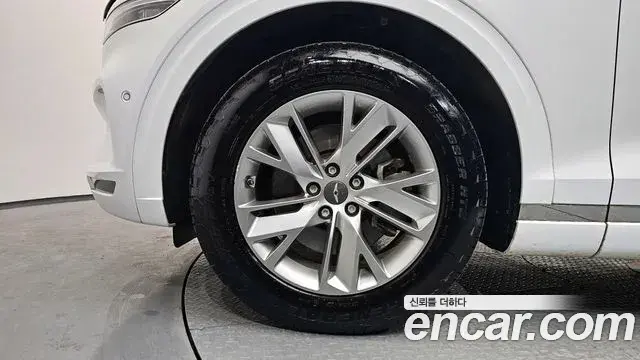 Genesis GV70 2021 — ფოტო 17/20