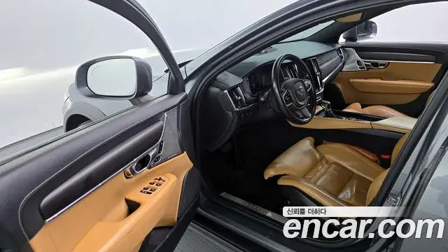 Volvo V90 Cross Country 2019 — Photo 9/20