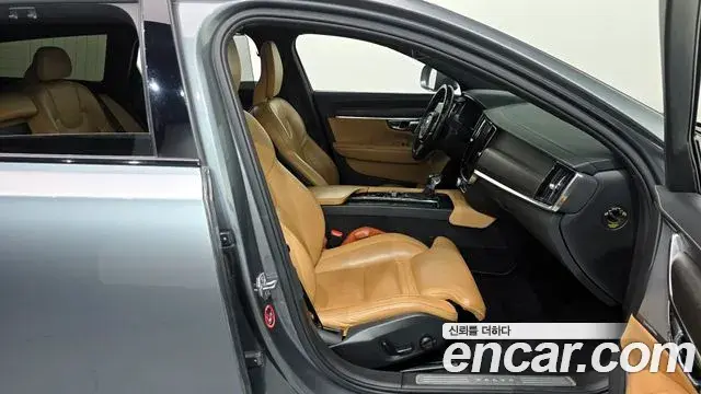 Volvo V90 Cross Country 2019 — Photo 15/20