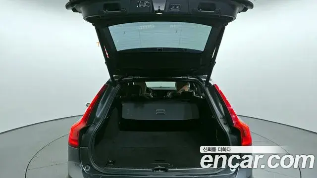 Volvo V90 Cross Country 2019 — Photo 16/20
