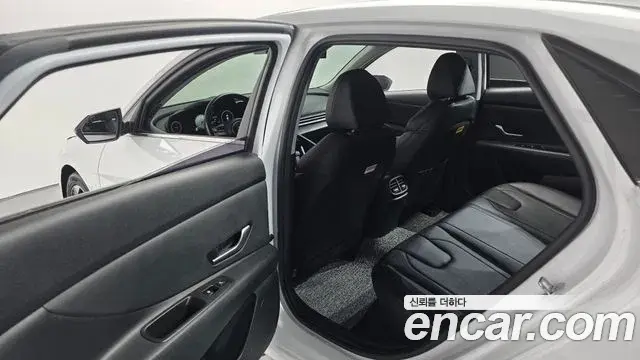 Hyundai The New Avante Hybrid 2021 — Photo 17/20