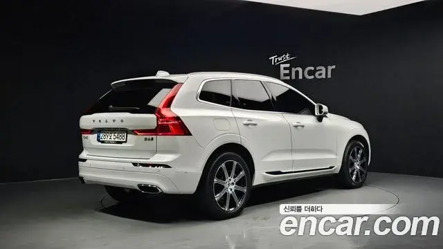 Volvo XC60 2021 — ფოტო 17/20