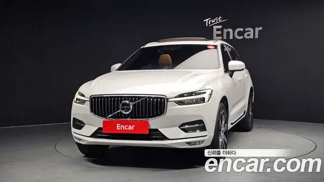 Volvo XC60 2021 — ფოტო 8/20
