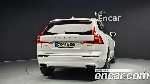 Volvo XC60 2021 — ფოტო 11/20