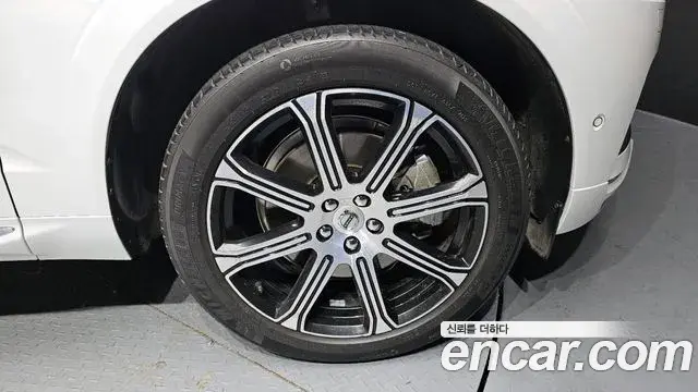 Volvo XC60 2021 — ფოტო 19/20