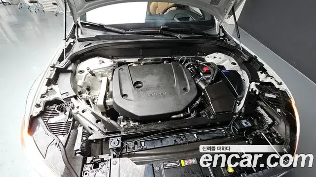 Volvo XC60 2021 — ფოტო 1/20