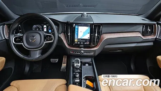 Volvo XC60 2021 — ფოტო 6/20