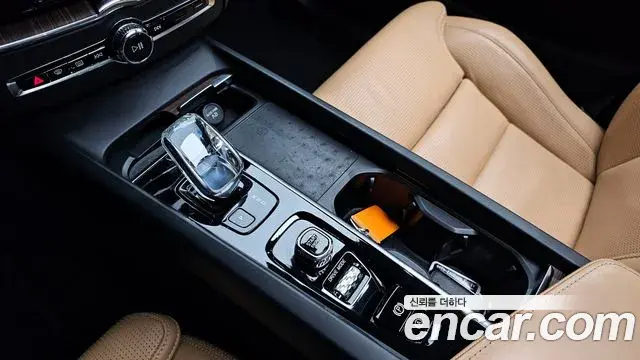 Volvo XC60 2021 — ფოტო 16/20