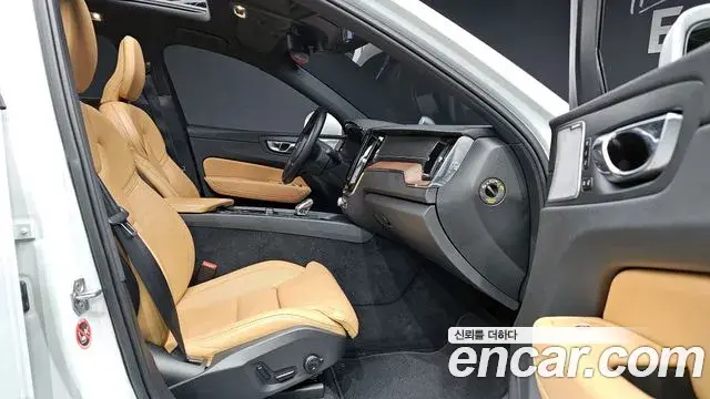 Volvo XC60 2021 — ფოტო 7/20