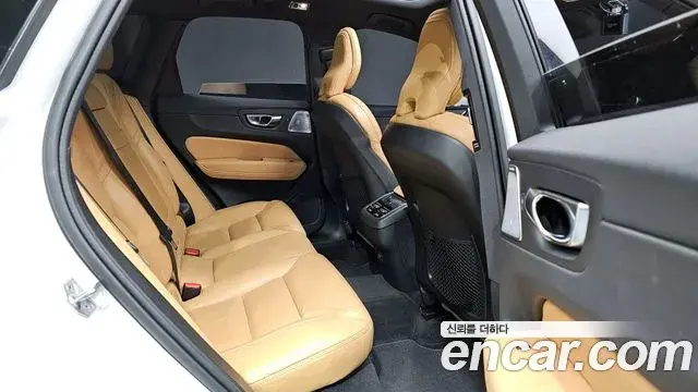 Volvo XC60 2021 — ფოტო 12/20