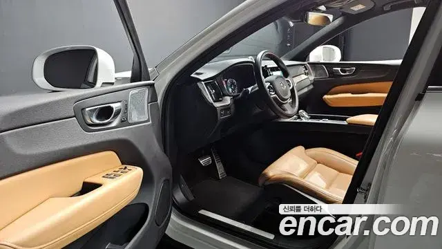 Volvo XC60 2021 — ფოტო 15/20