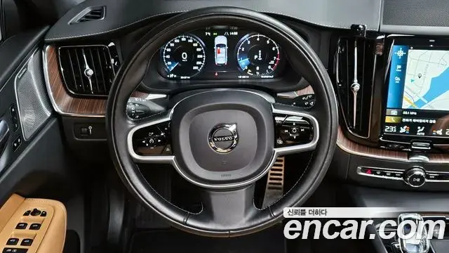 Volvo XC60 2021 — ფოტო 20/20