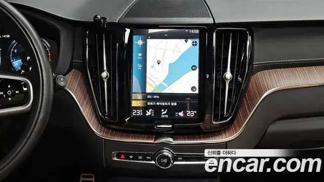 Volvo XC60 2021 — ფოტო 2/20