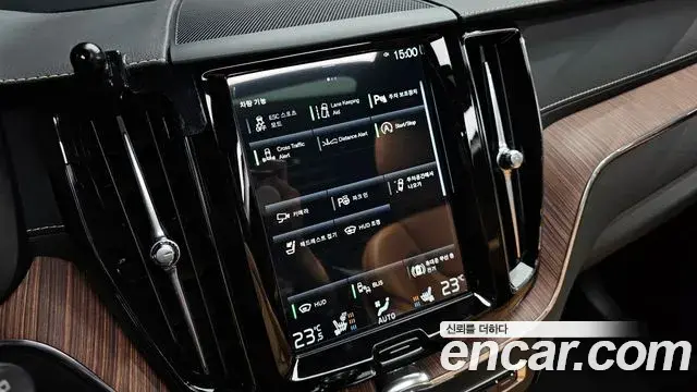 Volvo XC60 2021 — ფოტო 13/20