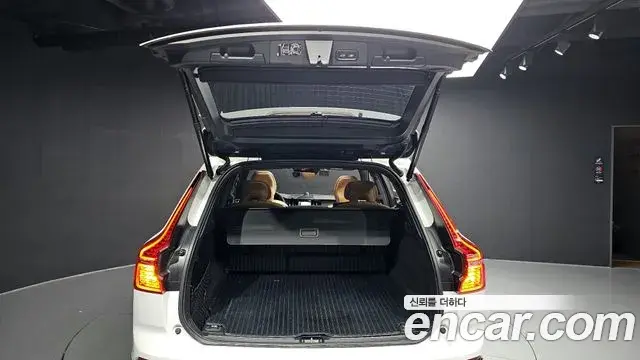 Volvo XC60 2021 — ფოტო 4/20