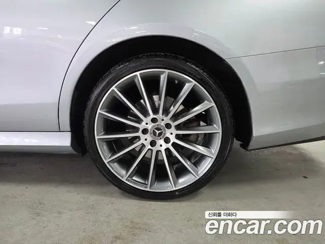 Mercedes-Benz E-Class 2022 — ფოტო 14/17