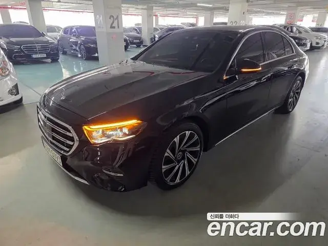 Mercedes-Benz E-Class 2024 — Photo 8/20