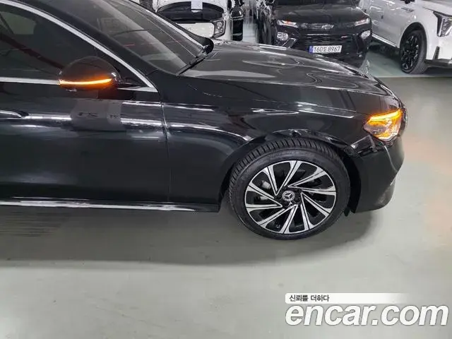 Mercedes-Benz E-Class 2024 — Photo 9/20