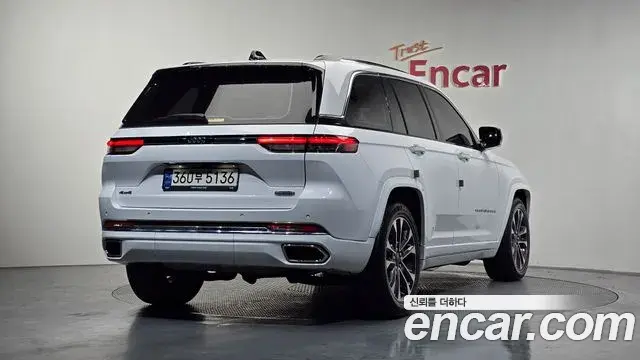 Jeep Grand Cherokee 2023 — Фото 2/20