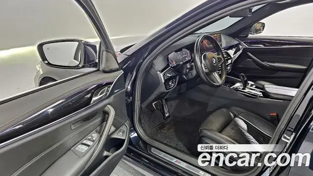 BMW 5 Series 2023 — ფოტო 18/20