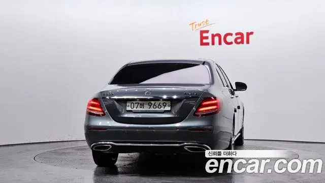 Mercedes-Benz E-Class 2018 — ფოტო 13/20