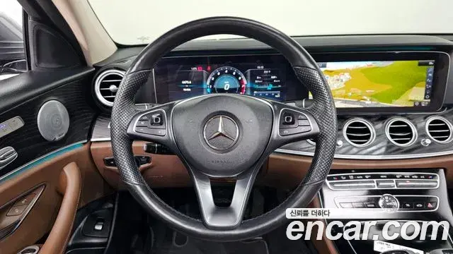 Mercedes-Benz E-Class 2018 — ფოტო 18/20