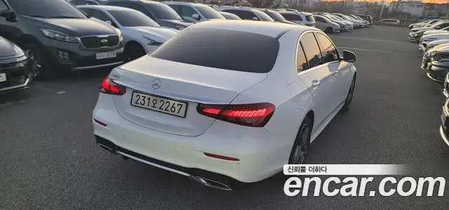 Mercedes-Benz E-Class 2023 — ფოტო 17/20