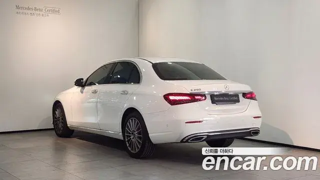 Mercedes-Benz E-Class 2022 — Photo 14/19