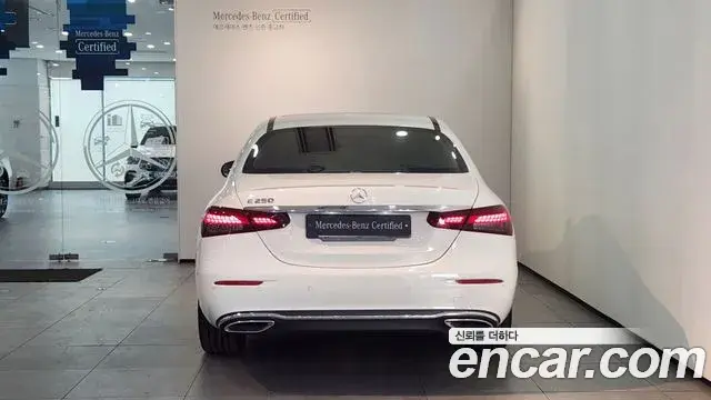 Mercedes-Benz E-Class 2022 — Photo 19/19