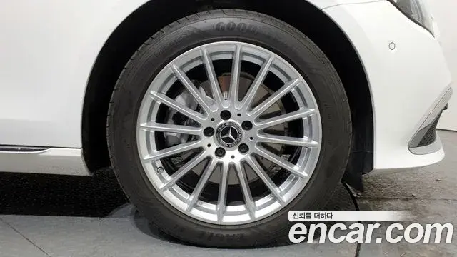 Mercedes-Benz E-Class 2022 — Photo 4/19