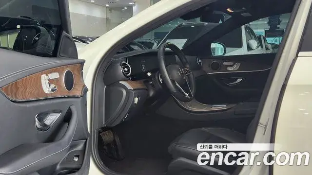 Mercedes-Benz E-Class 2022 — Photo 12/19
