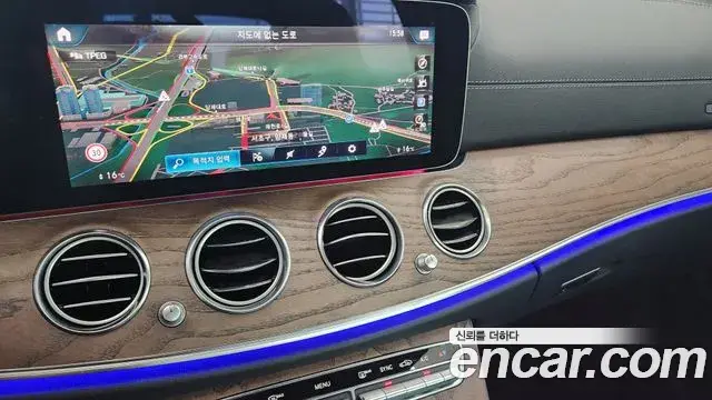 Mercedes-Benz E-Class 2022 — Photo 11/19