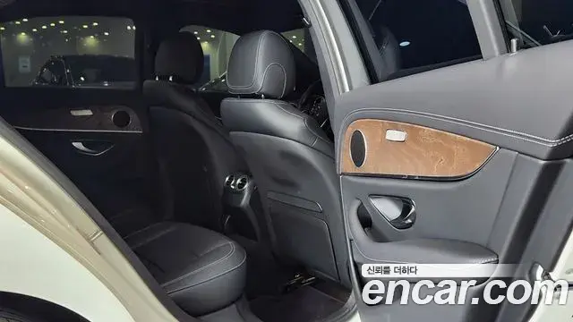 Mercedes-Benz E-Class 2022 — Photo 9/19